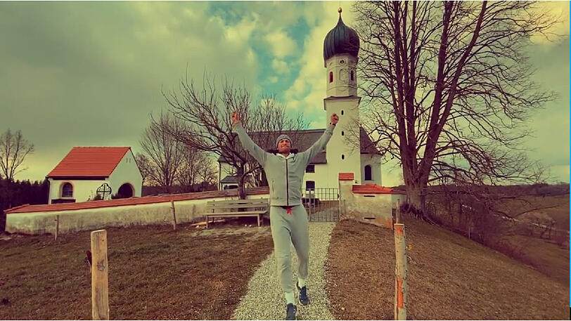 Wie Rocky Balboa &ndash; nur auf dem oberbayerischen Land: Abeltshauser hält sich auf dem Bauernhof fit.