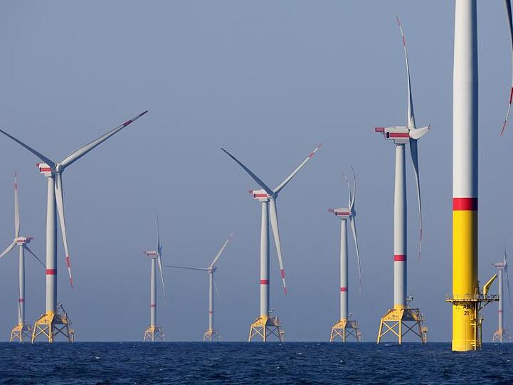 Windräder des Windparks "Wikinger" in der Ostsee vor Rügen drehen sich.