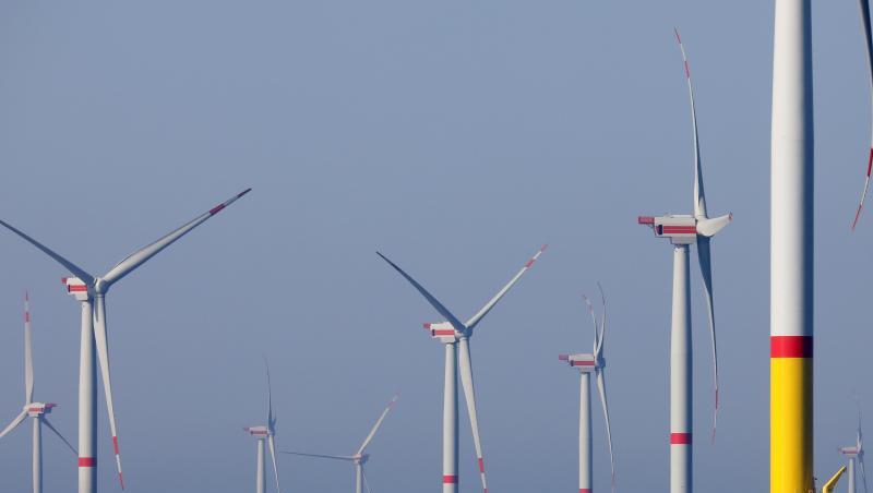 Windräder des Windparks "Wikinger" in der Ostsee vor Rügen drehen sich. Windräder des Windparks "Wikinger" in der Ostsee vor Rügen drehen sich.