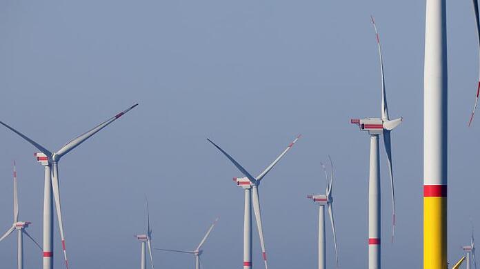 Windräder des Windparks "Wikinger" in der Ostsee vor Rügen drehen sich.