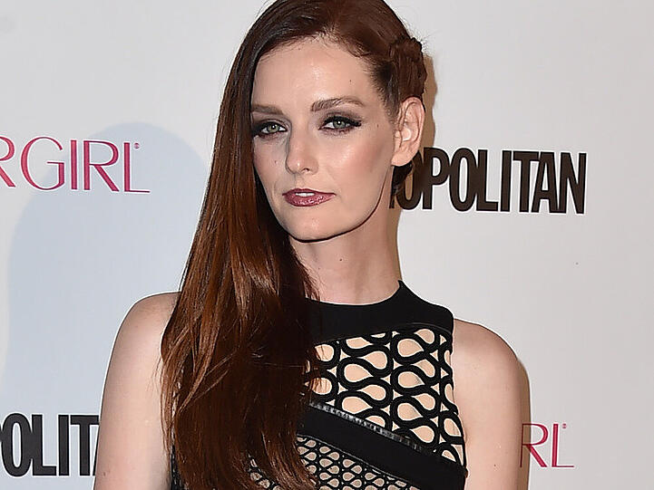 Als Model weiß die schöne Amerikanerin Lydia Hearst natürlich, wie sie posieren muss, damit ihr die Fotografen zu Füßen liegen