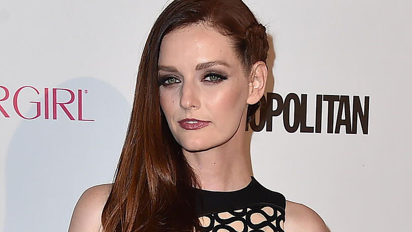 Als Model weiß die schöne Amerikanerin Lydia Hearst natürlich, wie sie posieren muss, damit ihr die Fotografen zu Füßen liegen Als Model weiß die schöne Amerikanerin Lydia Hearst natürlich, wie sie posieren muss, damit ihr die Fotografen zu Füßen liegen