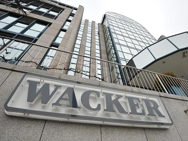 Das Firmenlogo der Wacker Chemie AG. Foto: picture alliance / dpa/Archivbild