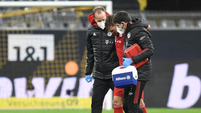 Münchens Joshua Kimmich (M) verlässt verletzt das Spielfeld.