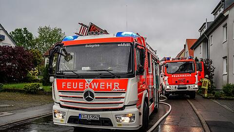 Die Feuerwehr im Einsatz in Esslingen. Hier hatte ein Blitz in ein Haus eingeschlagen und den Dachstuhl in Brand gesetzt.