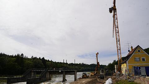 Zunächst wird die alte Wehranlage zurückgebaut. Das historische Schleusenwärterhäuschen bleibt.