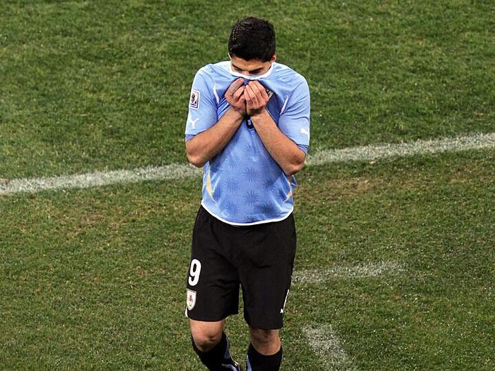 Uruguays Luis Suárez geht nach seiner Roten Karte enttäuscht vom Platz.