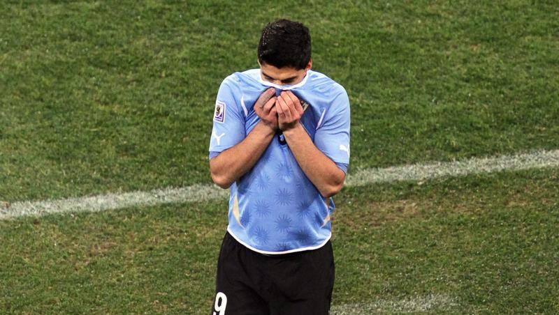 Uruguays Luis Suárez geht nach seiner Roten Karte enttäuscht vom Platz. Uruguays Luis Suárez geht nach seiner Roten Karte enttäuscht vom Platz.