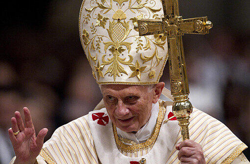 Der Papst hat im Petersdom in Rom die Mitternachtsmesse geleitet