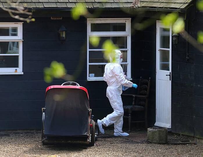 Ermittler im Haus von Peaches Geldof: Nachdem weder ein Abschiedsbrief noch Drogen bei der Toten gefunden wurden, sollen Gerichtsmediziner den Tod der berühmten Tochter von Bob Geldof aufklären.