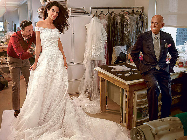 Amal Alamuddin und Oscar de la Renta bei der letzen Anprobe vor der Hochzeit