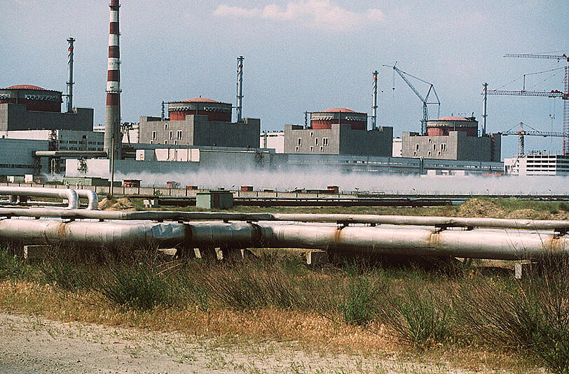 Blick auf das ukrainische Atomkraftwerk Saporoschje (Aufnahme vom 09.03.1994). Nach einer Panne im ukrainischen Atomkraftwerk Saporoschje hat Regierungschef Jazenjuk örtlichen Medien zufolge Aufklärung von Energieminister Demtschischin gefordert.