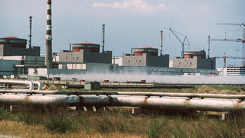 Blick auf das ukrainische Atomkraftwerk Saporoschje (Aufnahme vom 09.03.1994). Nach einer Panne im ukrainischen Atomkraftwerk Saporoschje hat Regierungschef Jazenjuk örtlichen Medien zufolge Aufklärung von Energieminister Demtschischin gefordert. Blick auf das ukrainische Atomkraftwerk Saporoschje (Aufnahme vom 09.03.1994). Nach einer Panne im ukrainischen Atomkraftwerk Saporoschje hat Regierungschef Jazenjuk örtlichen Medien zufolge Aufklärung von Energieminister Demtschischin gefordert.