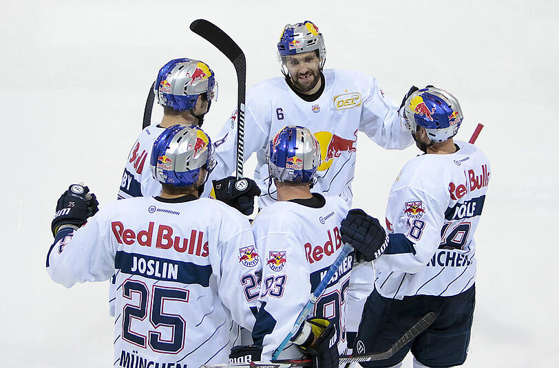Jubel in Wolfsbrug: Die EHC München-Spieler nach dem Tor zum 5:1 durch Maximilian Kastner.