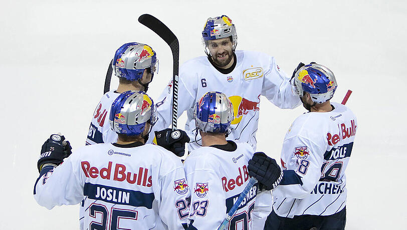 Jubel in Wolfsbrug: Die EHC München-Spieler nach dem Tor zum 5:1 durch Maximilian Kastner. Jubel in Wolfsbrug: Die EHC München-Spieler nach dem Tor zum 5:1 durch Maximilian Kastner.