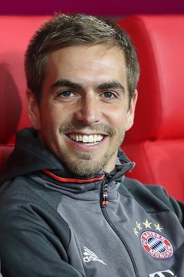 2017: Am 4. Februar absolviert Lahm beim 1:1 gegen Schalke sein 500. Pflichtspiel für die Bayern. Am 7. Februar erklärt Lahm, dass er am Saisonende trotz laufenden Vertrags bis 2018 seine Karriere beenden und den Bayern zunächst auch als Sportdirektor nicht zur Verfügung stehen wird.