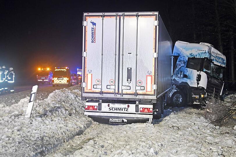 Ursache Sekundenschlaf: Ein Lkw kam am frühen Dienstagmorgen von der Straße ab und prallte gegen einen Baum. Die A8 war bis neun Uhr gesperrt.