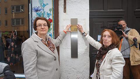 Bürgermeisterin Christine Strobl und die Initiatorin der Tafel, Hella Schlumberger, am Dienstag am Haus in der Türkenstraße 94.