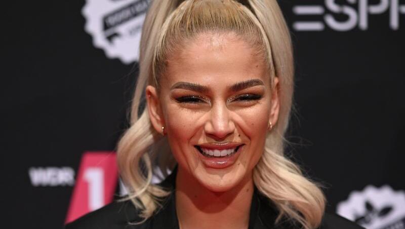 Loredana, Rapperin aus der Schweiz (2019). Loredana, Rapperin aus der Schweiz (2019).