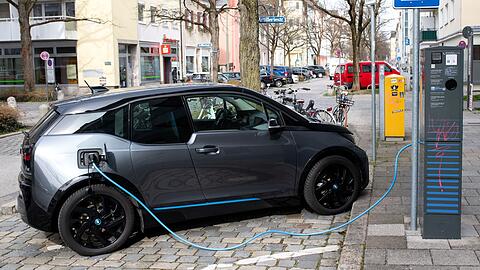 Ein Elektroauto wird an einer Ladesäule geladen.