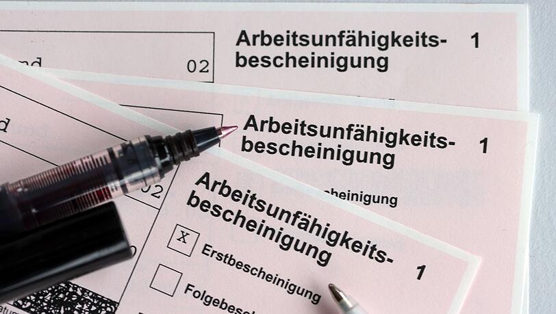 Mehrere Arbeitsunfähigkeitsbescheinigungen.