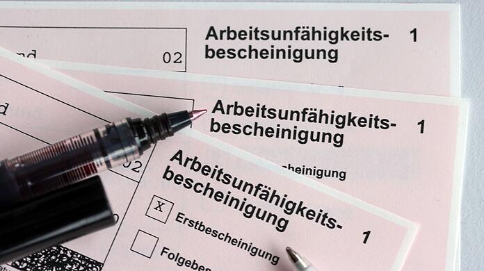 Mehrere Arbeitsunfähigkeitsbescheinigungen.