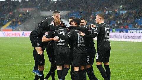 Fürths Spieler jubeln nach dem Strafstoßtor zum 0:1.
