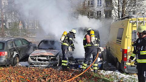 Bei einem Brand in der Siegenburger Straße in Sendling Westpark wurden drei Autos schwer beschädigt.