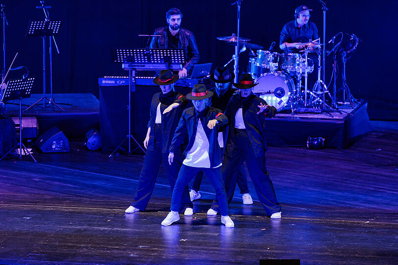 Mit einem beeindruckenden Tanzensemble und großer Liveband.
