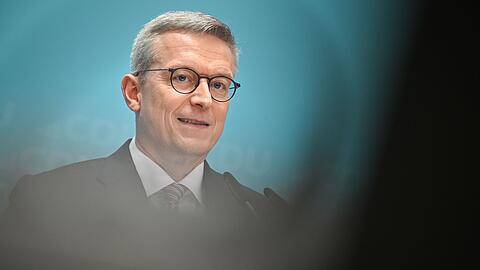 Digitalminister Wildberger hat sich dafür ausgesprochen, das europäische Digitalgesetz DSA konsequent durchzusetzen. (Archivbild)