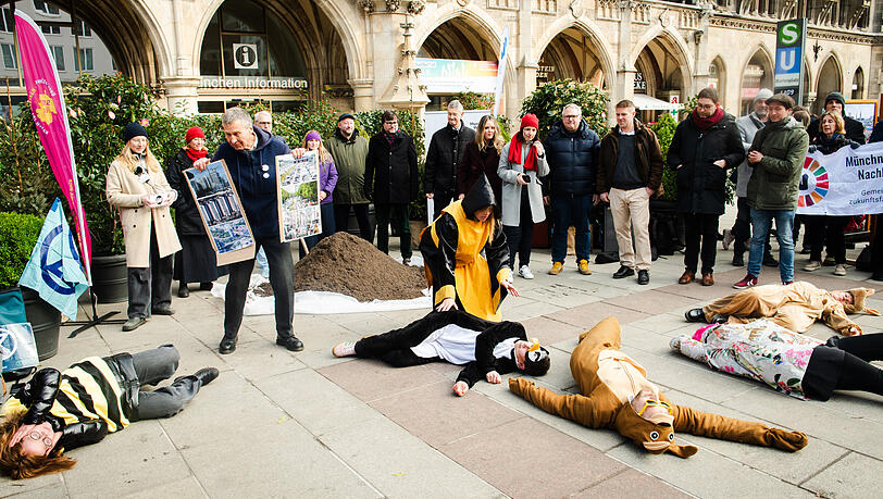 Das B&uuml;ndnis "Stadt f&uuml;r Alle" inszeniert am Marienplatz ein "Die-In", bevor es seine Forderungen an die verschiedenen Stadtratsfraktionen &uuml;bergibt.