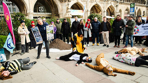 Das B&uuml;ndnis "Stadt f&uuml;r Alle" inszeniert am Marienplatz ein "Die-In", bevor es seine Forderungen an die verschiedenen Stadtratsfraktionen &uuml;bergibt.