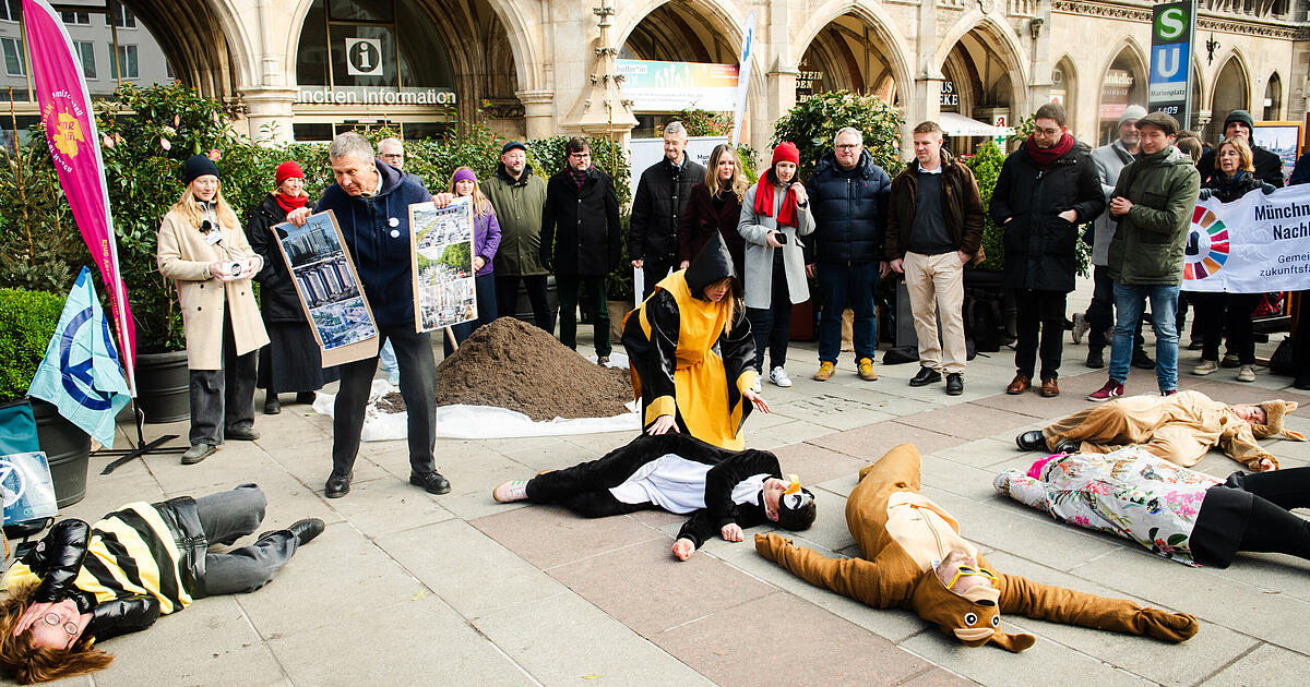 Sterben-auf-dem-Marienplatz-B-ndnis-Stadt-f-r-Alle-berreicht-Forderungen-an-Stadtpolitiker