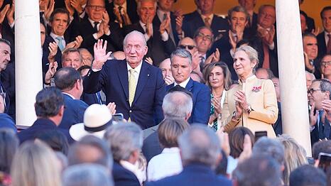 Der winkende Juan Carlos I. mit Infantin Elena in der Arena.
