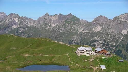Die Rappenseehütte liegt idyllisch.