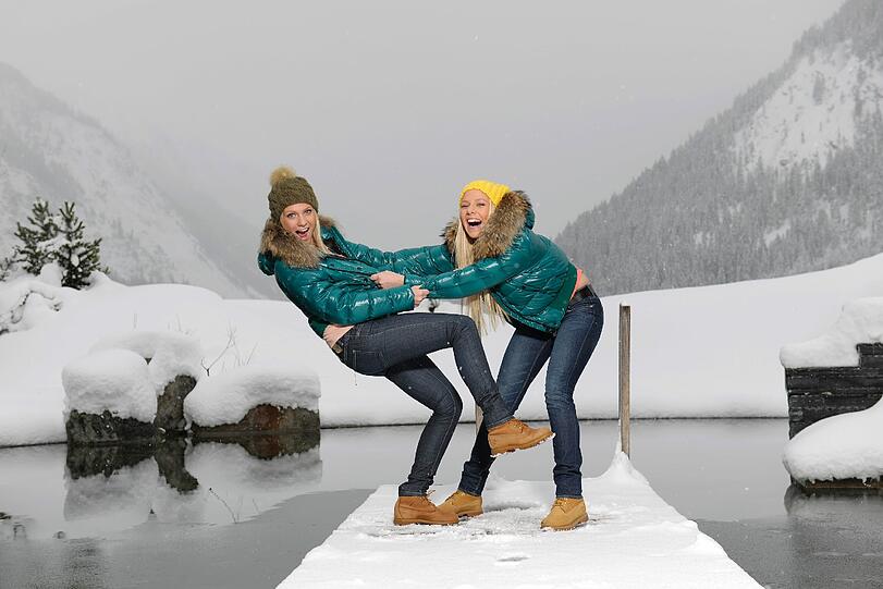 Wieder ein neues Outfit: Valentina Pahde und Cheyenne Pahde witzeln im Schnee herum.
