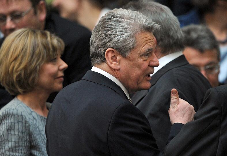 Joachim Gauck ist neuer Bundespräsident. Die
Bundesversammlung wählte den früheren DDR-Bürgerrechtler am Sonntag
mit großer Mehrheit zum Nachfolger von Christian Wulff. Der
72-Jährige erhielt 991 von 1228 gültigen Stimmen, das entspricht
einer Zustimmung von gut 80 Prozent. Für Gaucks Gegenkandidatin Beate
Klarsfeld votierten 126 Delegierte.