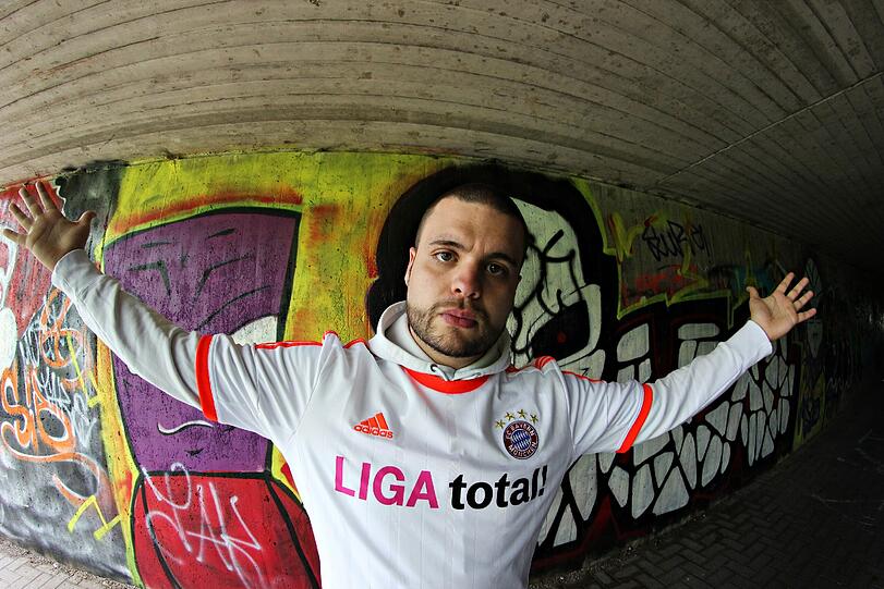 Kult-Rapper Zamjo mit Bayern-Outfit.