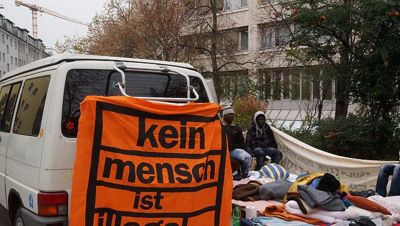 Der Protest der Flüchtlinge vor dem Bayerischen Sozialministerium in München. Der Protest der Flüchtlinge vor dem Bayerischen Sozialministerium in München.
