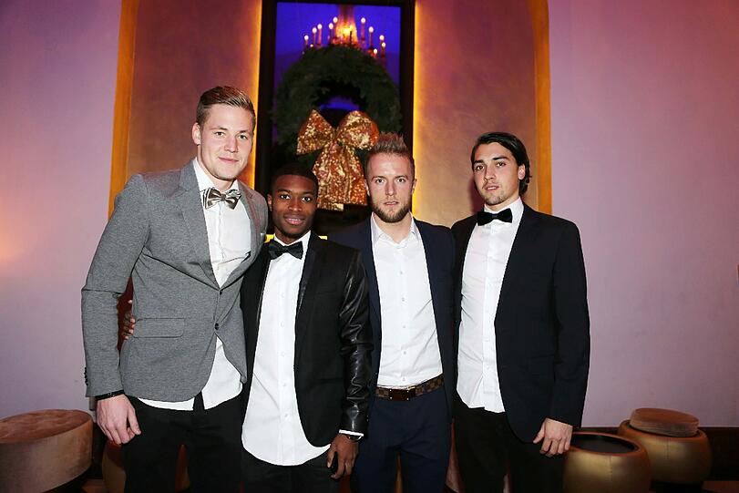 Vitus Eicher, Nono Koussou, Daniel Adlung und Markus Schwabl ganz festlich auf der Weihnachtsfeier.