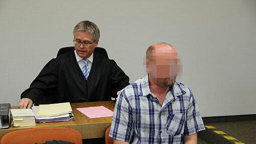 Drei Jahre und sechs Monate Haft: Das Urteil gegen Thomas B. (dahinter Verteidiger Michael Adams). Drei Jahre und sechs Monate Haft: Das Urteil gegen Thomas B. (dahinter Verteidiger Michael Adams).