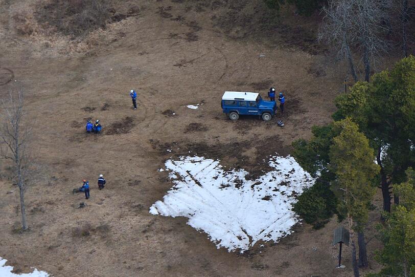 Ein Trümmerfeld: Die Bergungsarbeiten nach dem Absturz der Airbus-Machine von Germanwings werden Tage und Wochen dauern. Die Bilder...