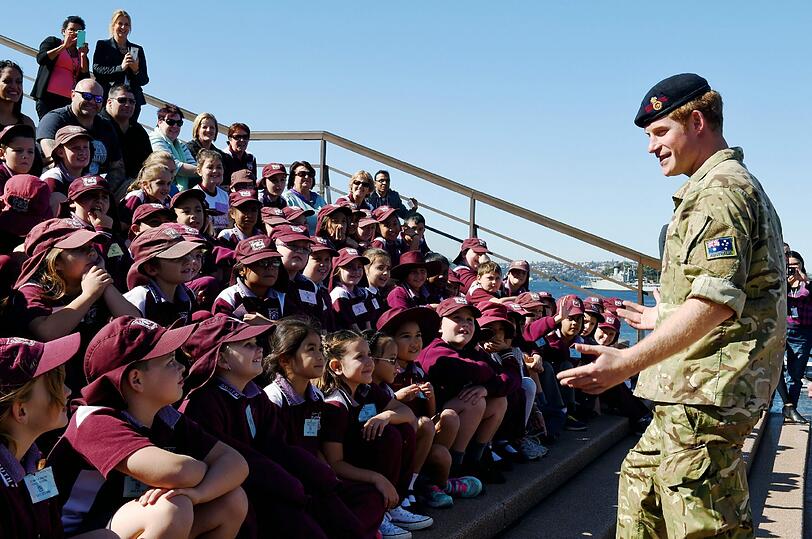 Prinz Harry wird in Australien von seinen royalen Fans wärmstens verabschiedet. Die Bilder.