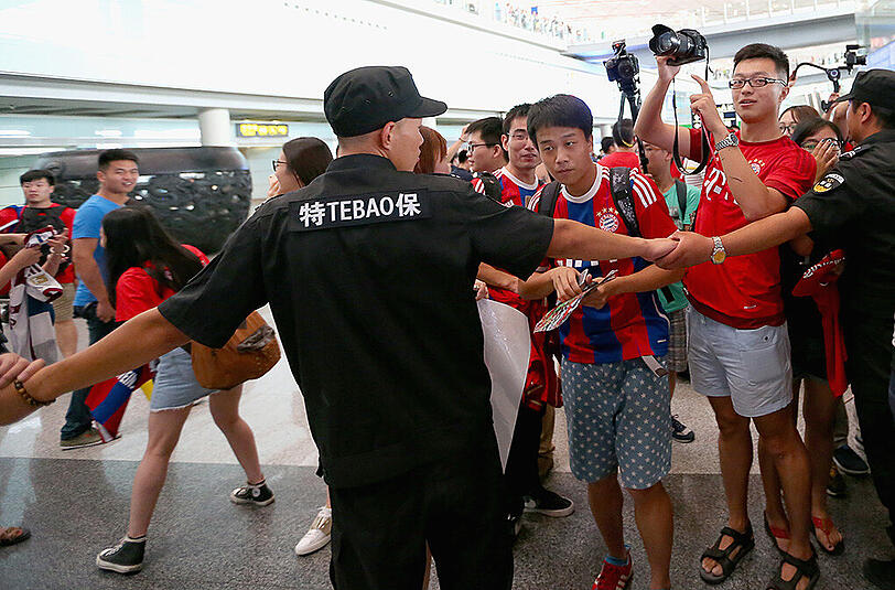 Der FC Bayern ist am Freitag in Peking gelandet und wurde von rund 1000 Fans schon am Flughafen frenetisch gefeiert. Die Bilder von der Ankunft.