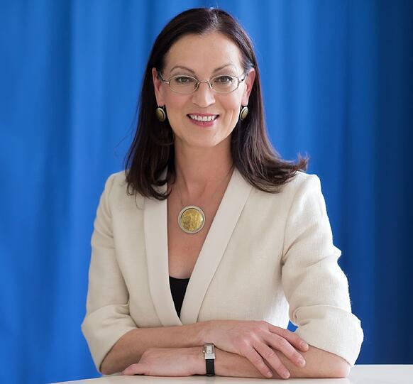 Claudia Tausend (SPD): &bdquo;Ich werde für den Gesetzesentwurf der Gruppe Hintze/Reimann/Lauterbach (Vorschlag 3) stimmen. Dieser Antrag will das gerade am Lebensende so wichtige vertrauensvolle Arzt-Patienten-Verhältnis vor rechtlichen Sanktionen schützen. Deshalb sieht der Gesetzesentwurf die Aufnahme eines neuen Paragrafen im Bürgerlichen Gesetzbuch vor, der es todkranken Menschen ausdrücklich gestattet, ihren behandelnden Arzt des Vertrauens um Hilfe bei der selbstvollzogenen Lebensbeendigung zu bitten. Suizidhilfe betrifft Fälle, bei denen es nicht mehr um das Ob des Todes, sondern nur noch darum geht, ob der Patient weiter leiden muss. Jeder Mensch hat das Recht auf ein Sterben in Würde. Der Entwurf sieht bewusst von einer Änderung des Strafrechts ab, eine Verschärfung des Strafrechts lehne ich klar ab.&ldquo;