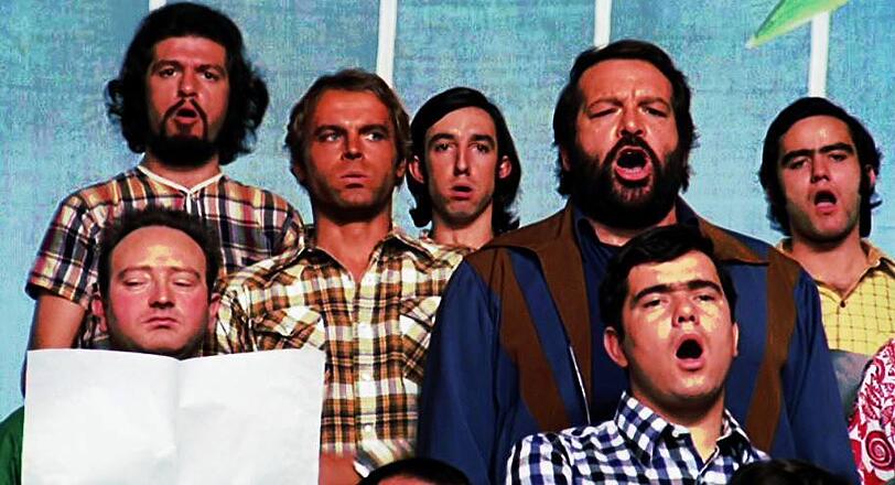 Mal nicht schlägernd, sondern singend: Bud Spencer und Terence Hill schleichen sich in einen Chor ein (in: &bdquo;Zwei wie Pech und Schwefel&ldquo;).