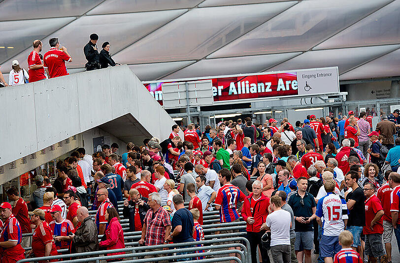 Teilweise werden die Tickets auch noch zu horrenden Preisen vor der Allianz Arena verkauft. (Archivbild)