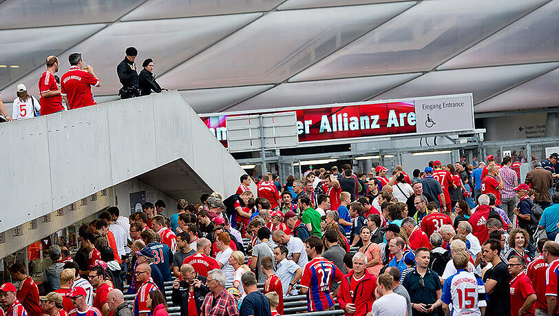 Teilweise werden die Tickets auch noch zu horrenden Preisen vor der Allianz Arena verkauft. (Archivbild) Teilweise werden die Tickets auch noch zu horrenden Preisen vor der Allianz Arena verkauft. (Archivbild)