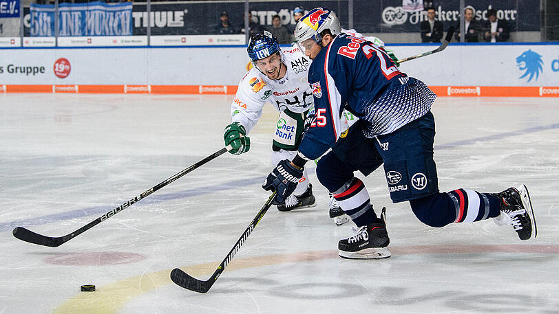 Showdown in München: EHC-Profi Derek Joslin im Duell mit dem Augsburger Hans Detsch (links).
