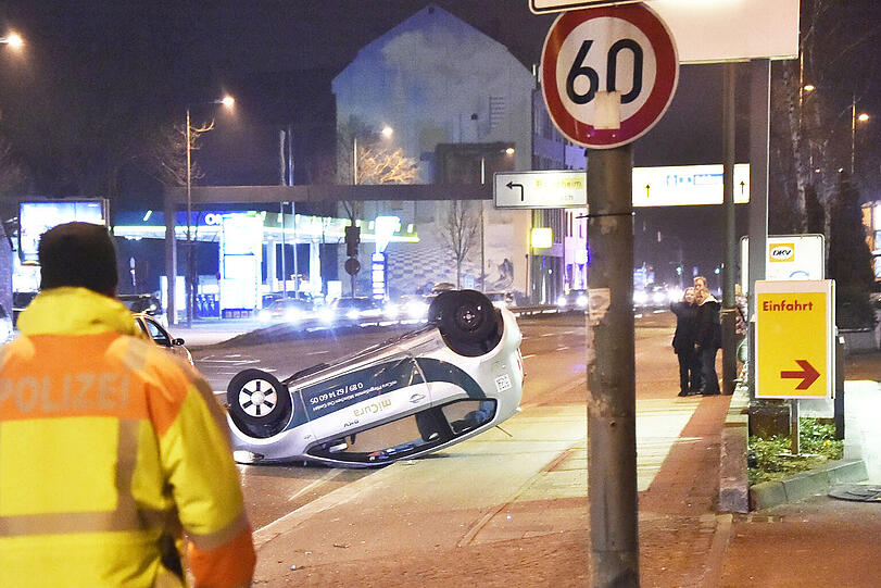 Der VW up landete auf dem Dach, die Fahrerin wurde nur leicht verletzt.